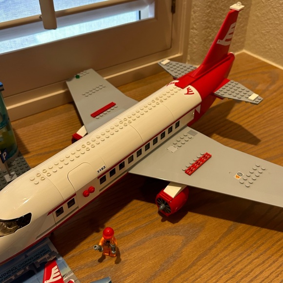 LEGO City Airport Terminal and Passenger Plane Set 3182 Retired - Picture 8 of 16